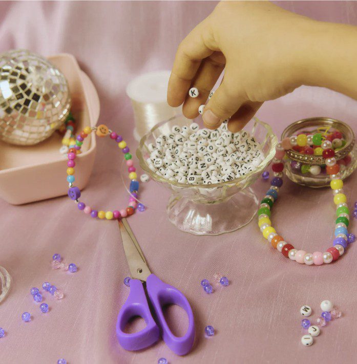 esc_html(Taylor Swift Friendship Bracelet Making with Caitlin Kirchenwitz)